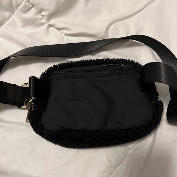 lululemon everywhere fleece belt bag in black - Picture 7 of 10